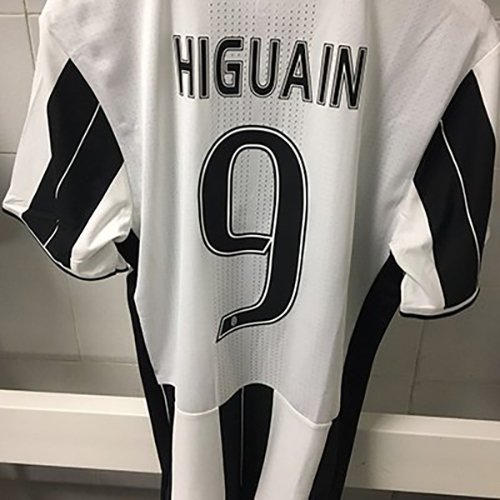 juventusfcen's tweet photo. Ready to go in the away dressing room! ⚪️⚫️

Where in the world are you following #SampJuve from today? #FinoAllaFine https://t.co/YTCC48zvp0