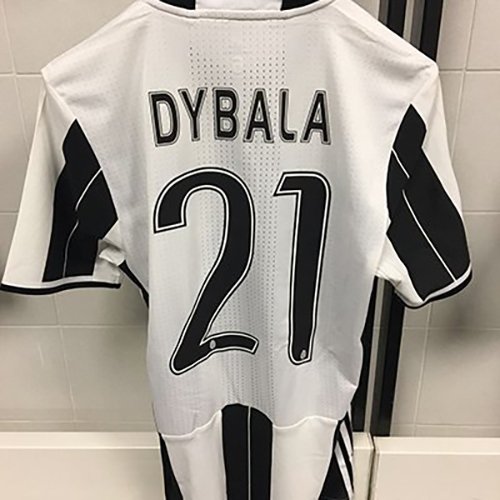 juventusfcen's tweet photo. Ready to go in the away dressing room! ⚪️⚫️

Where in the world are you following #SampJuve from today? #FinoAllaFine https://t.co/YTCC48zvp0