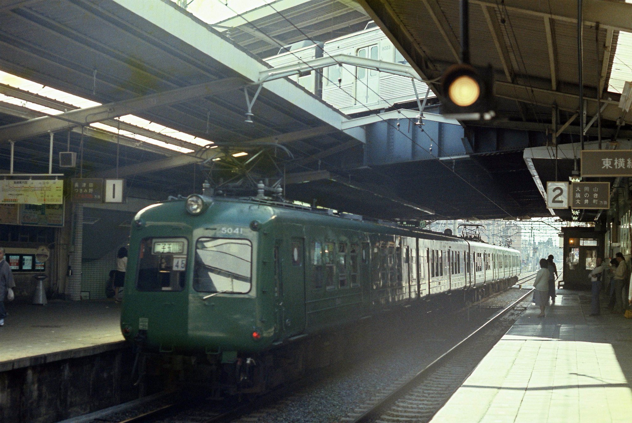 アルベース Sur Twitter 1981年のネガから 東急電鉄大井町線 自由が丘 駅 1番ホームには 長津田 つきみ野 こどもの国方面 とある 青ガエルも現役で 行き先は 二子玉川園 だった 上のホームには東横線の電車が見える 東急 東京急行 大