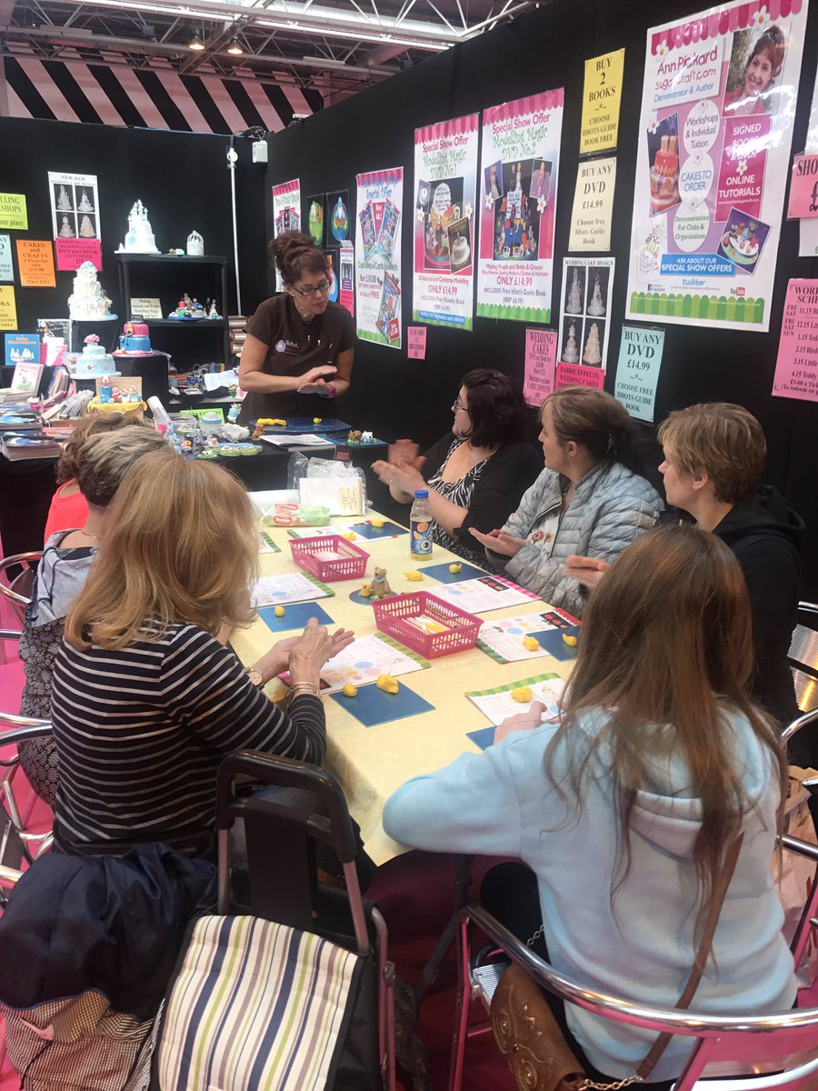 thecakeshows's tweet photo. Full house at @AnnPickard demos today!! https://t.co/BzLoLoAXpy