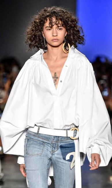 CadernoEla's tweet photo. Dez tendências apresentadas na #SPFW43 que você vai querer copiar já! https://t.co/UD66GNrUEL https://t.co/rCpqjGpb7y