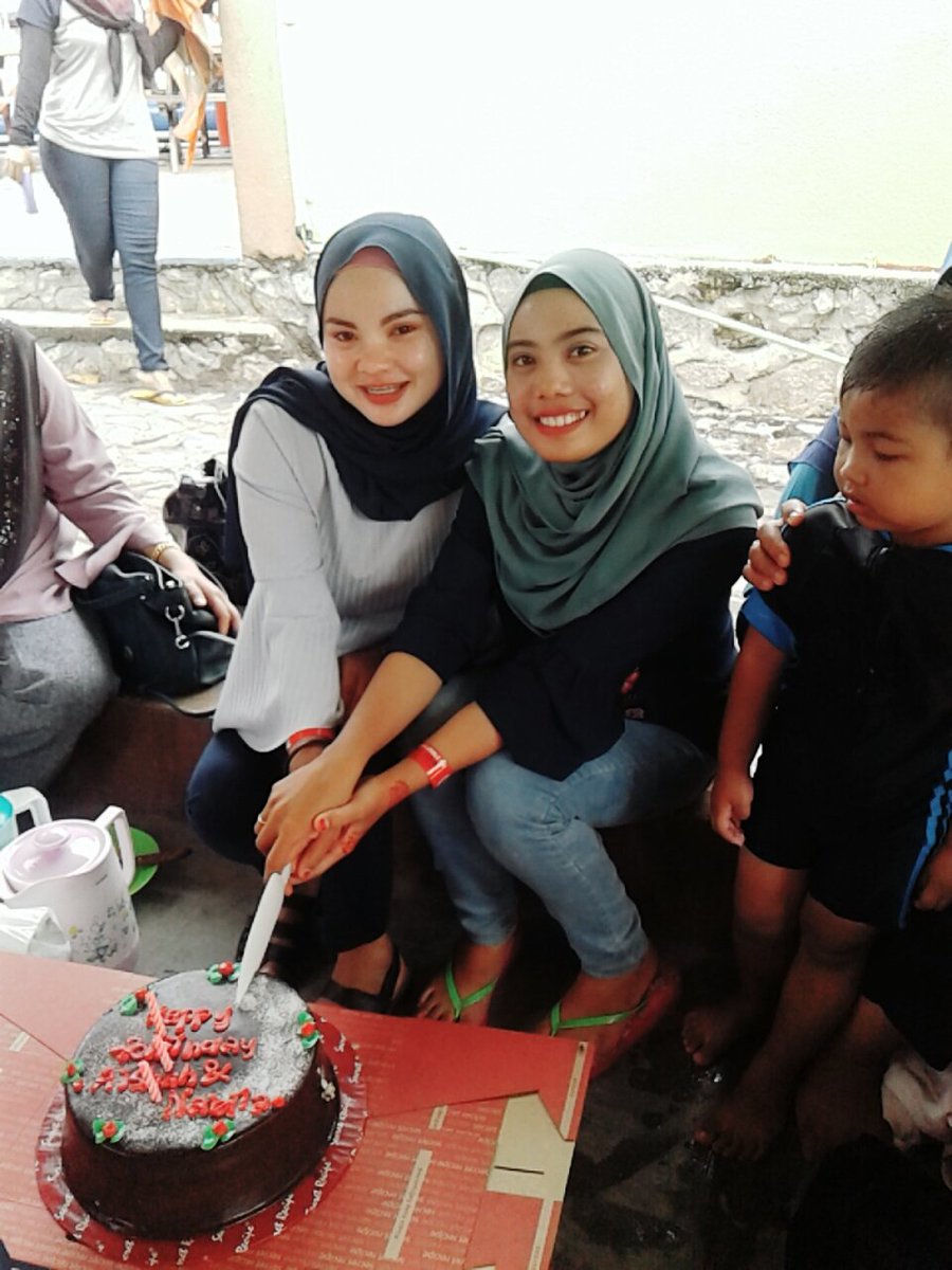 sanarayul's tweet photo. selamat hari jadi utk kami berdua. thanks sbb buat surprise 🎂 https://t.co/wixrVDGaxC