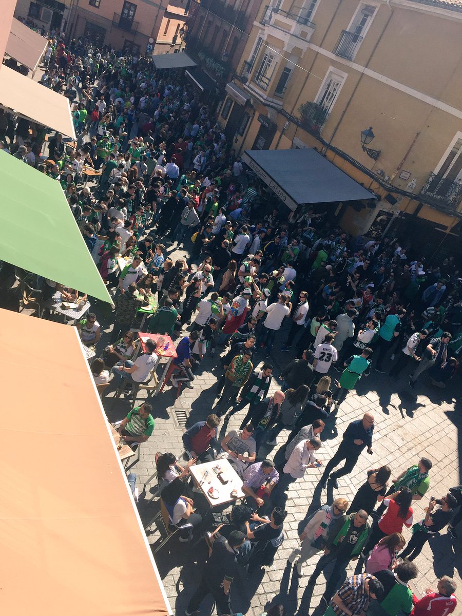 ElBotijoBar's tweet photo. Los aficionados del Racing inundan nuestra plaza pero todos sabemos que la victoria será para @CyDLeonesa #AupaCultu #leonesp #barriohumedo https://t.co/KszofZQX7p