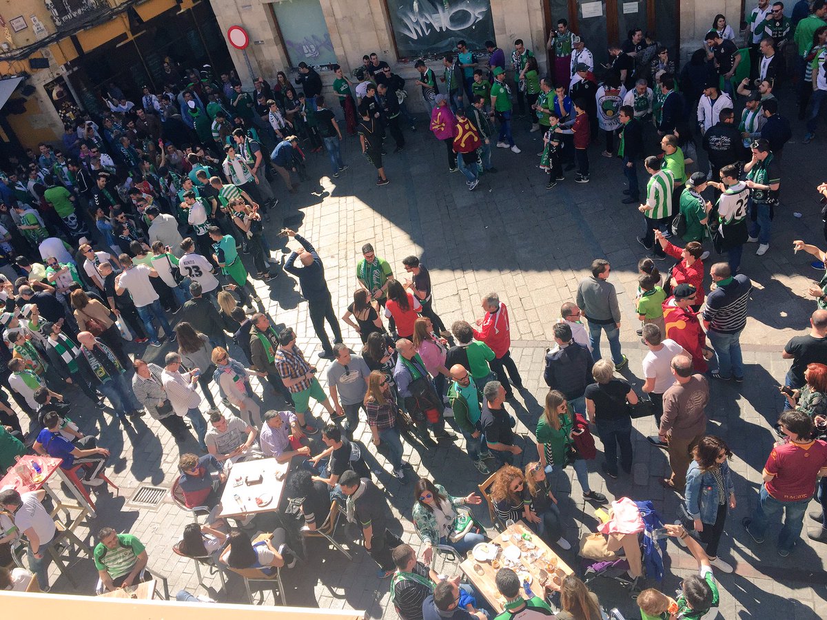 ElBotijoBar's tweet photo. Los aficionados del Racing inundan nuestra plaza pero todos sabemos que la victoria será para @CyDLeonesa #AupaCultu #leonesp #barriohumedo https://t.co/KszofZQX7p