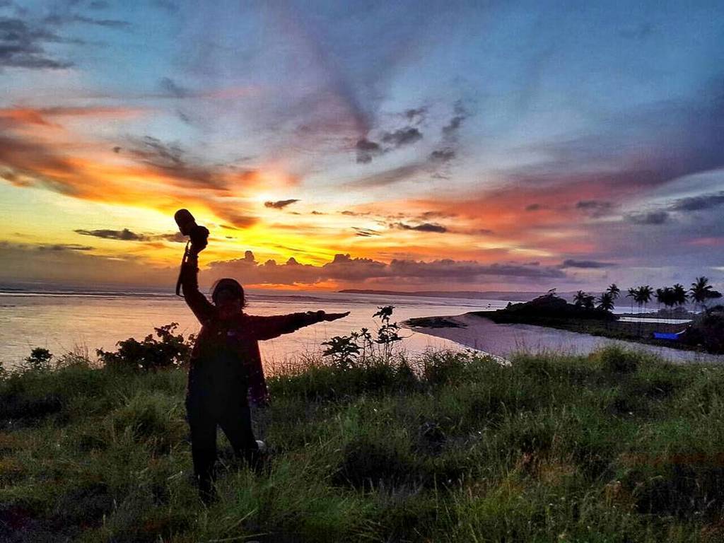 eviindrawanto's tweet photo. Just the way i am ....
.
.
.
#sunset
#marosibeach
#visitSumba
#tripsumba
#pesonaindone⦠https://t.co/Kz4bQS03oJ https://t.co/1026cHAnBt