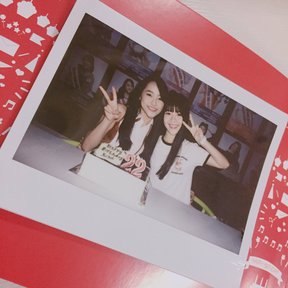 cindyyuvia's tweet photo. happy birthday kak @Ayen_JKT48 !! 🎉🎉🎉 tadi langsung ke theater sedikit surprise buat mama Rona! wish you all the best! GBU love!❤️❤️❤️❤️ https://t.co/XOTwObgnnk