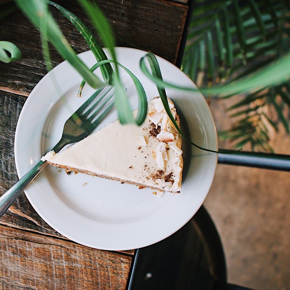 Consommer de manière soutenable, c'est du gâteau. 😋✌️ #LaPanthereVerte // Living the #veganlifestyle is a piece of cake. 😋✌️#LaPanthereVerte