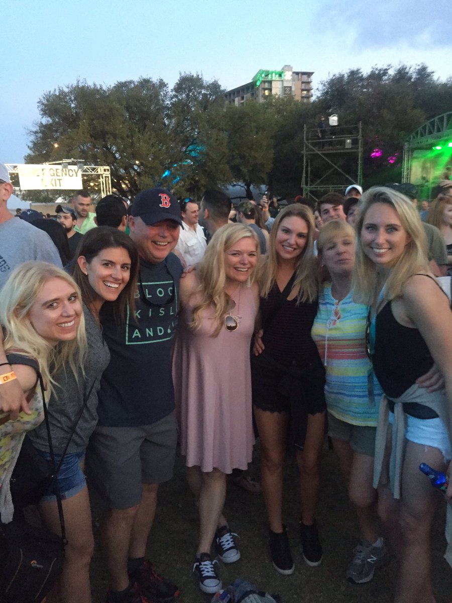 KellyEE's tweet photo. Thank you @garthbrooks @amazonmusic @sxsw for such an awesome night. Free epic show in the middle of our city, love #atx so much. https://t.co/1V3SPB3pNg