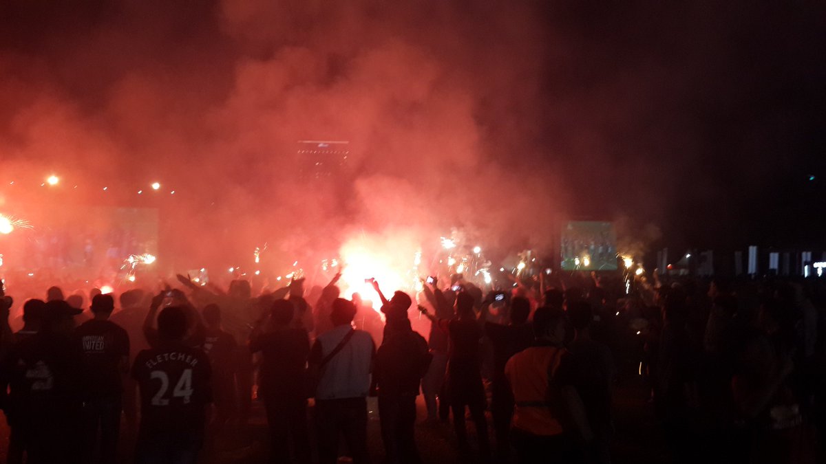 RedMissDevil's tweet photo. Yeeaaaayy menaaang Full Time 0-3!! Kerreen bgt ada flare juga disini, thank you @ManUtd #untukmumenang #ILOVEUNITED https://t.co/sFeXaE4EIl