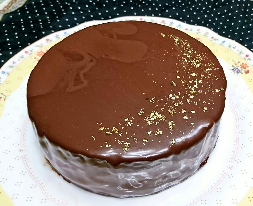 七海しょーすけ در توییتر チョコレートケーキ 完成番 グラサージュかけて金箔ふってみました 表面にムラが出たのが残念 今回のこだわりは 中のイチゴとショコラクリーム 切った時に断面が綺麗に出たらいいなあ お菓子作り好きな人と繋がりたい