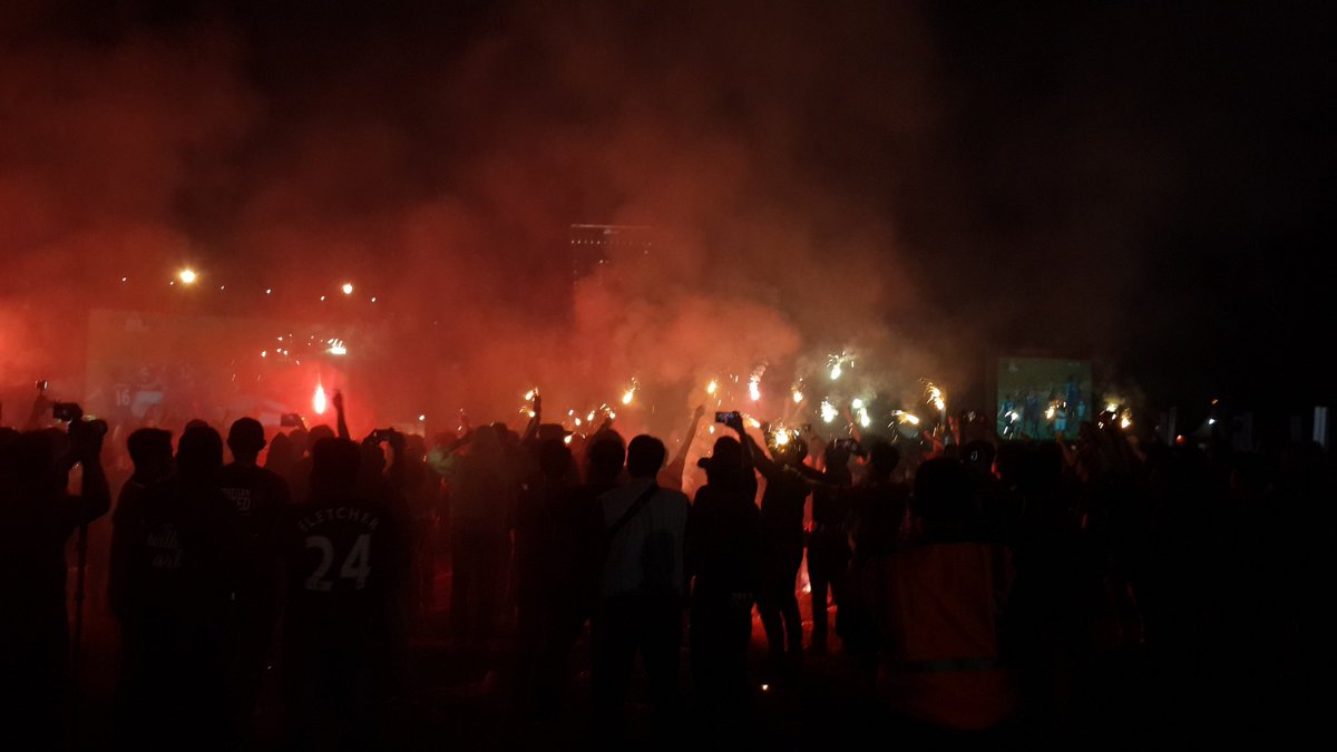 RedMissDevil's tweet photo. Yeeaaaayy menaaang Full Time 0-3!! Kerreen bgt ada flare juga disini, thank you @ManUtd #untukmumenang #ILOVEUNITED https://t.co/sFeXaE4EIl
