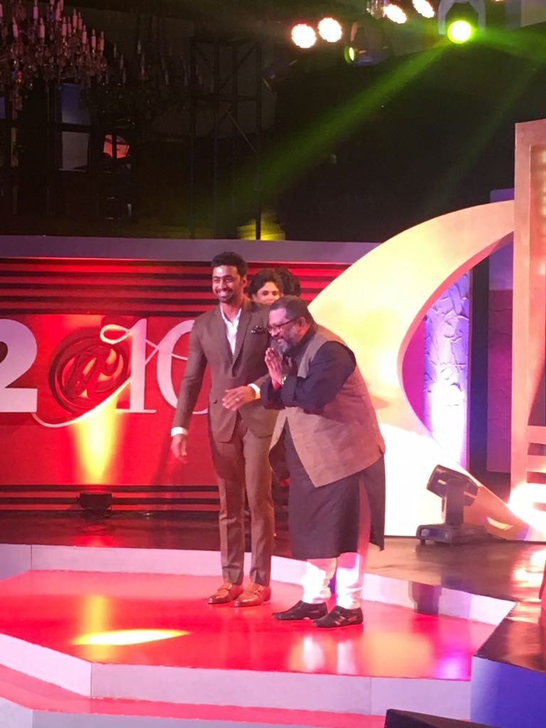 He gifted us #Pink. <a href="/aniruddhatony/">Aniruddha Roy Chowdhury</a> receives the #t2at10 Director Award from <a href="/idevadhikari/">Dev</a>
