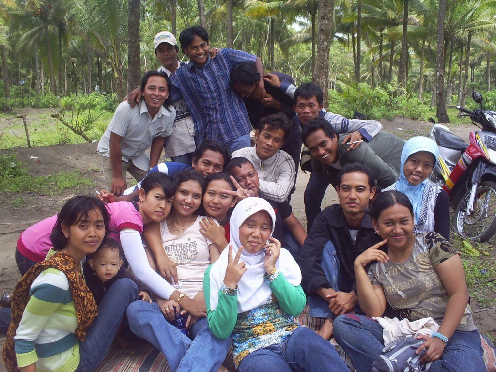 niepoe's tweet photo. Reuni kelas 3A SMPN 2 Kesugihan angkatan 1999/2000 https://t.co/0uk82ZjKI9 https://t.co/ofjEv3shjZ