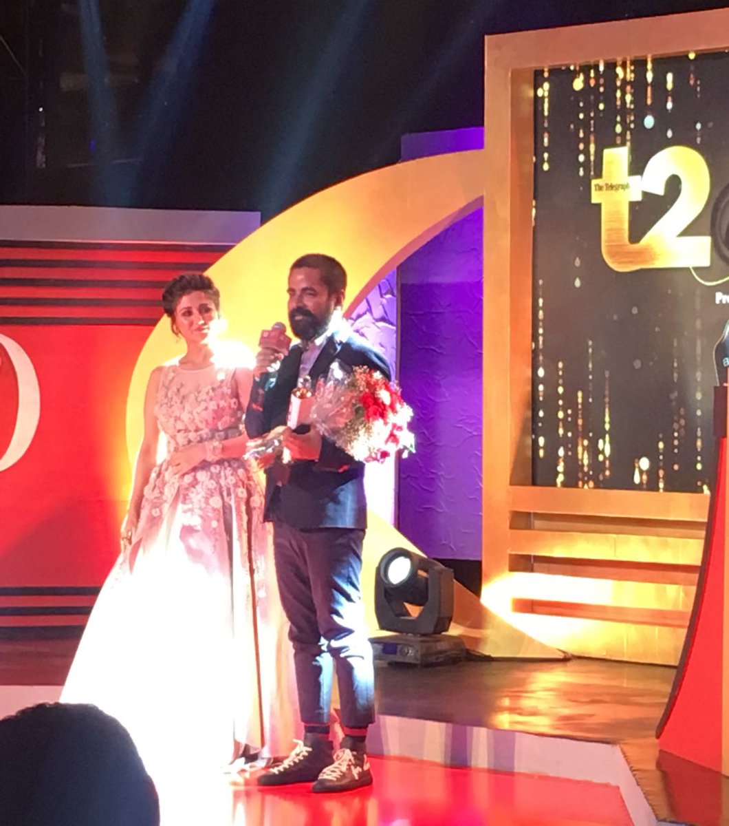 Our fave designer &amp; global Calcuttan <a href="/sabya_mukherjee/">Sabyasachi Mukherjee</a> receives the #t2at10 Designs On You Award from <a href="/swastika24/">Swastika Mukherjee</a>