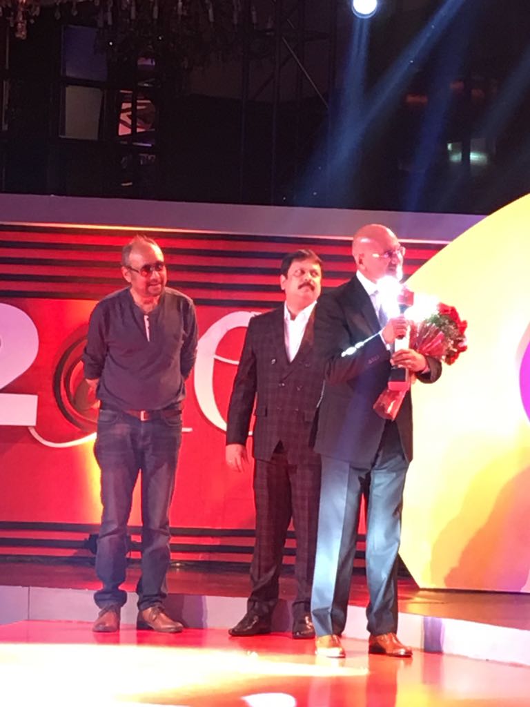 He's given us gems like #Mocambo &amp; #PeterCat. Nitin Kothari gets the #t2at10 Food Street Award from <a href="/anjandutt/">anjan dutt</a> &amp; Rajat Banerjee