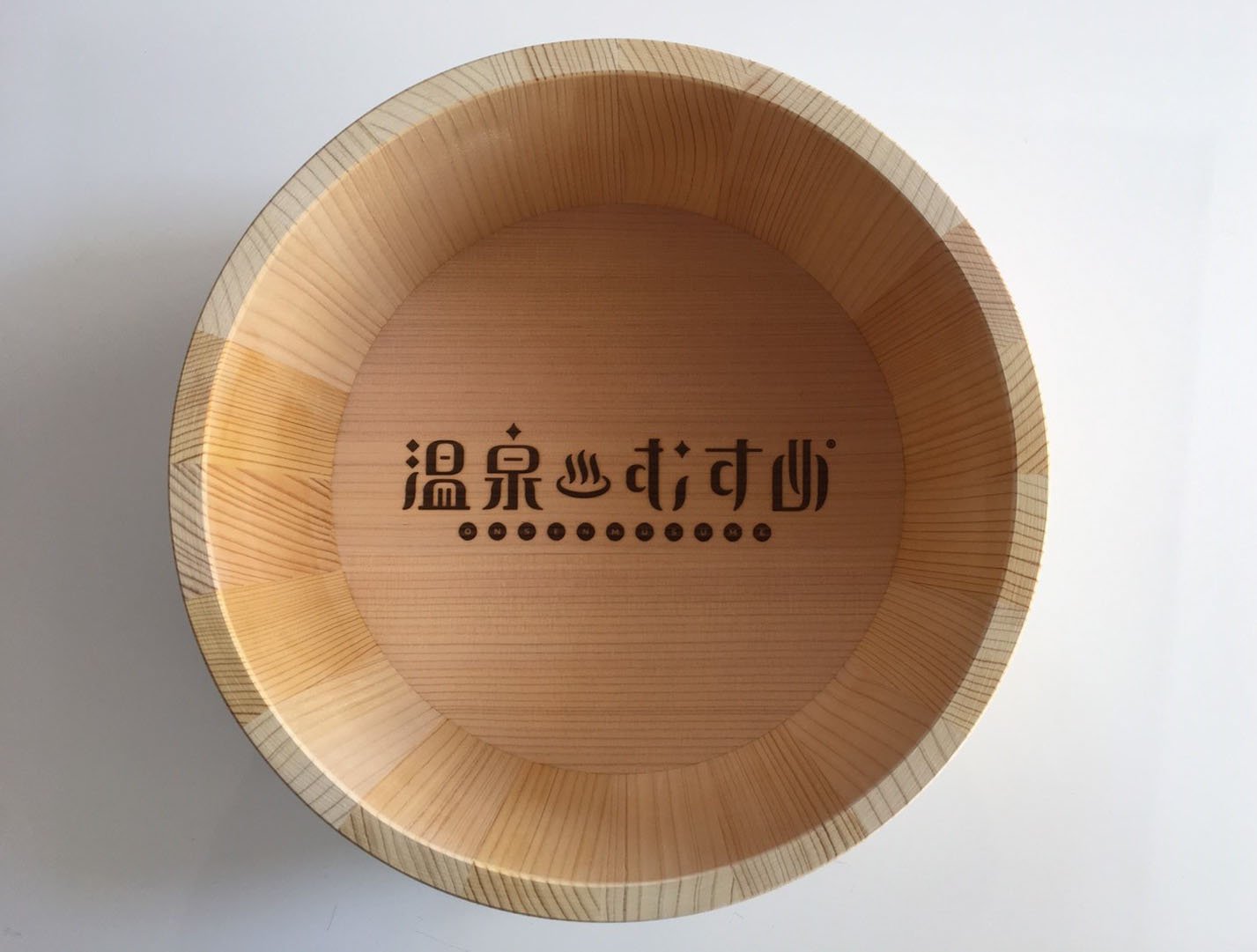 Twitter 上的 温泉むすめプロジェクト 公式 クラウドファンディングに追加リターン品 温泉むすめ特注木桶 を公開しました 温泉 むすめのロゴが焼印された銘木 木曽さわら を使った今回の企画のために特注した風呂桶です 毎日のお風呂のお共にぜひ T Co