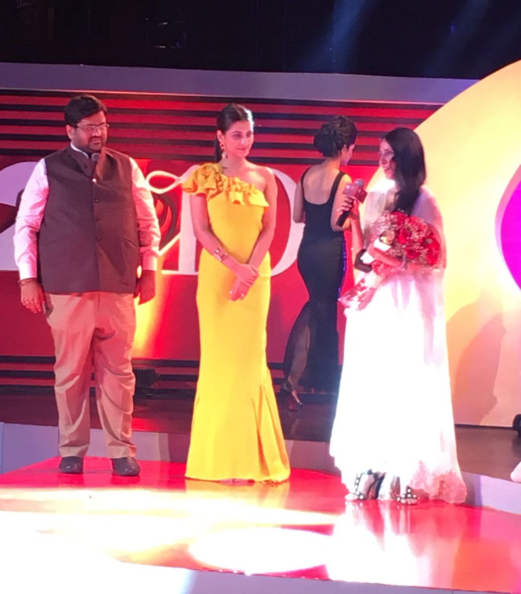 The ever stylish Anamika Khanna receives the #t2at10 Fashionably Yours Award from <a href="/RukminiMaitra/">RUKMINI MAITRA</a> and Miraj D. Shah