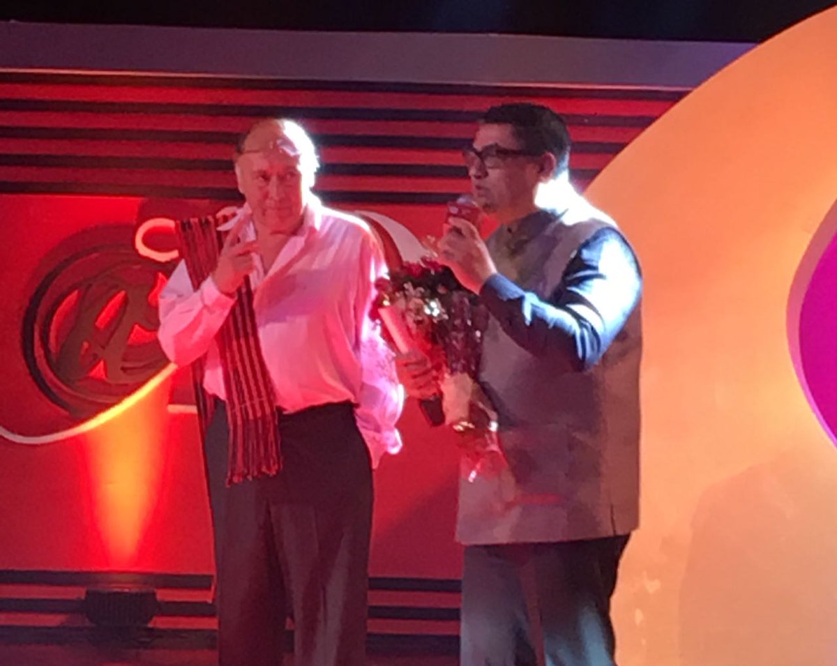 For taking us beyond Park Street, Anjan Chatterjee receives the #t2at10 Foodpreneur Award from Victor Banerjee