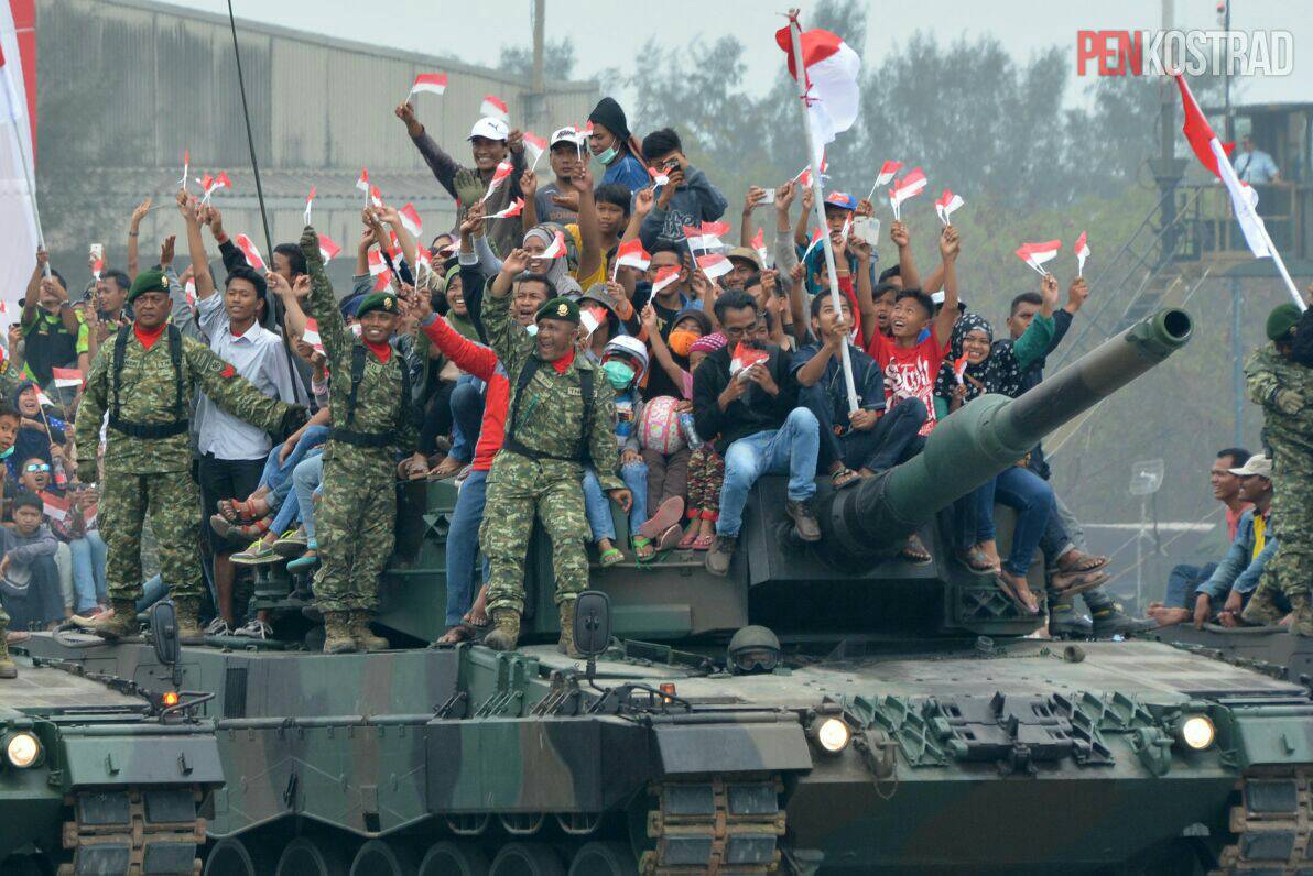 Cakra_Kostrad's tweet photo. TNI dan rakyat tidak dapat dipisahkan karena TNI berasal dari rakyat, TNI kuat karena dukungan rakyat. https://t.co/cr6zdtpzaN