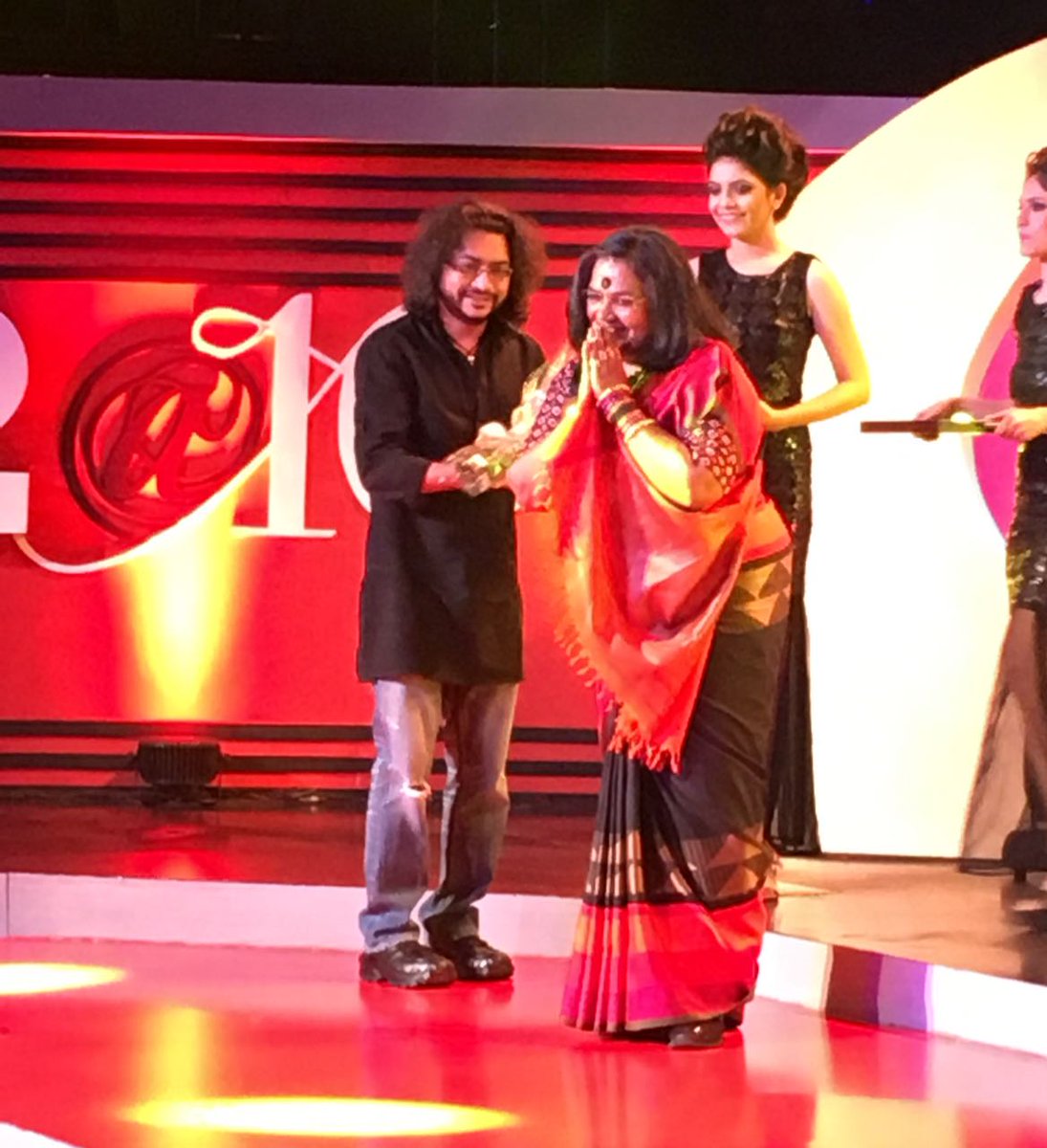 She is our ‘darling.’ Usha Uthup receives the #t2at10 Voice Award from <a href="/rupamislam74/">rupam islam</a>