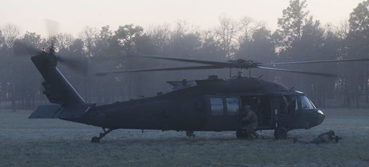 Strike_Hold's tweet photo. .@82ndCAB drops off Devil scouts to position themselves before maneuver elements go thru CALFEX lane. #Training #SundayMorning #usarmy https://t.co/zGIK1J7iat
