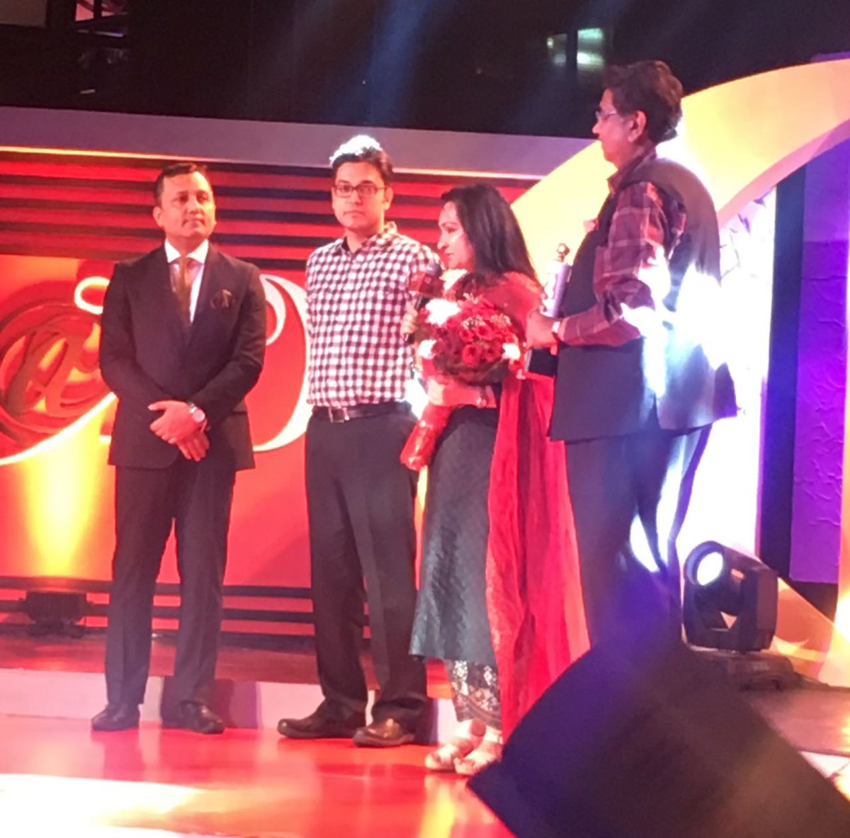 Harsh and Madhu Neotia receive the #t2at10 Mixed Doubles award from <a href="/aroyfloyd/">Anupam Roy</a> &amp; <a href="/samdatt13/">Samrat Datta</a> #CoupleGoals