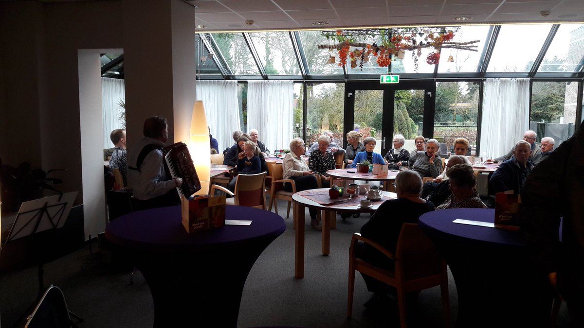 ronniedekkers's tweet photo. Verkiezing lekkerste worstenbroodjes van #Asten bij @Amaliazorg Hof van Bluyssen https://t.co/QNafRmA2jN