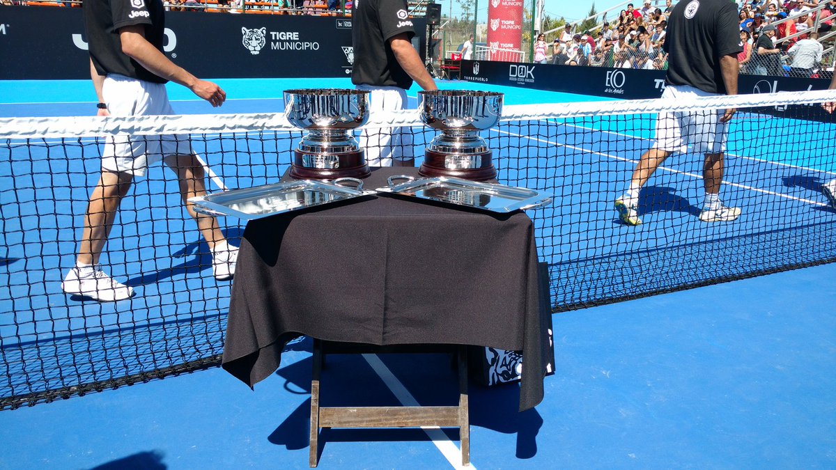 visiontenisok's tweet photo. #CHTigre 🐯🏆🇦🇷🎾 Los trofeos y los finalistas de la @CopaCiudadTigre en el Court central de #JeepPark https://t.co/5fH72pMK2h