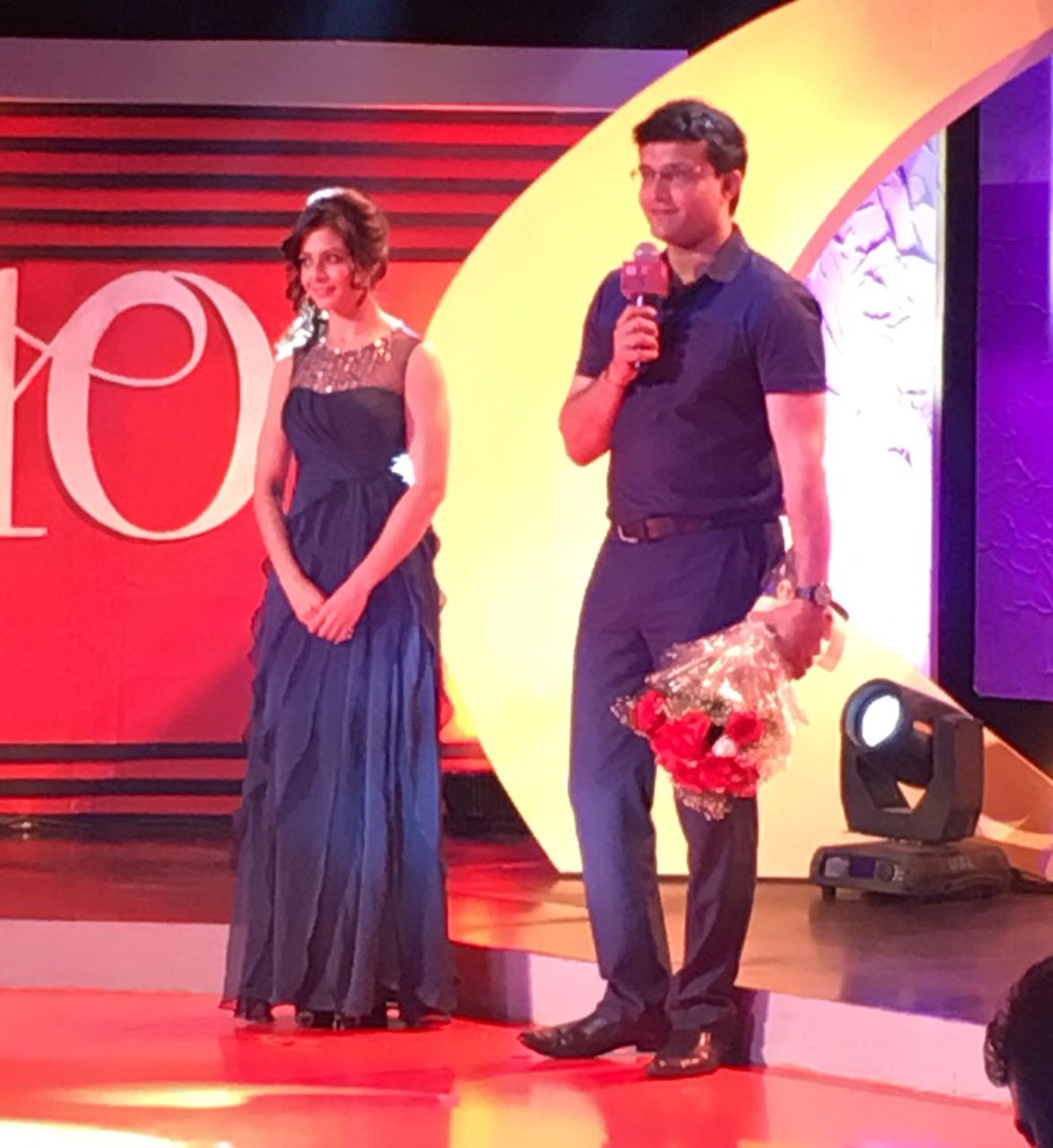 We are bowled over by him. <a href="/SGanguly99/">Sourav Ganguly</a> receives the #t2at10 Captain Award from <a href="/YourKoel/">Koel Mallick</a> #Dada #CaptainOCaptain