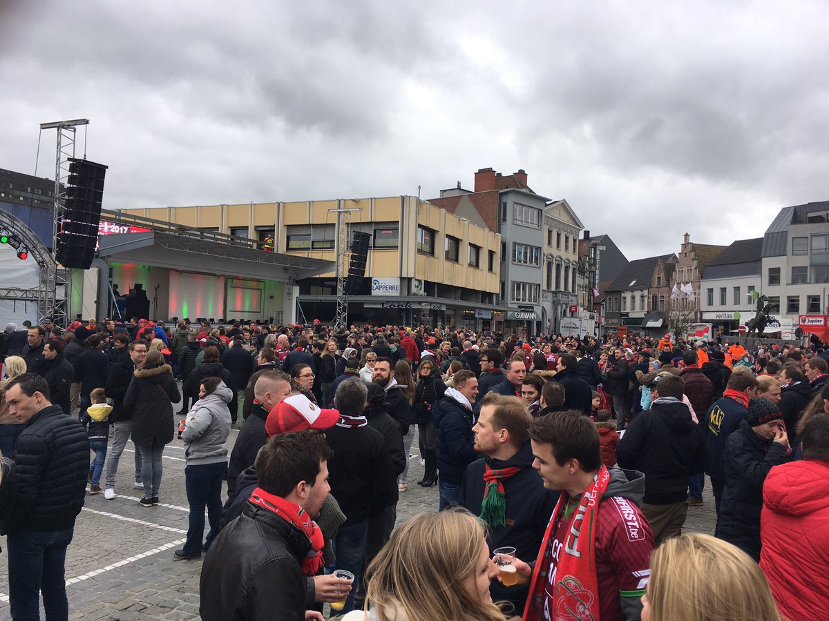 PeterVanHeuven's tweet photo. Supporters stromen toe in #Waregem om de beker te vieren met de spelers van @ESSEVEELIVE @FocusWTV https://t.co/QaU4vh9oiH