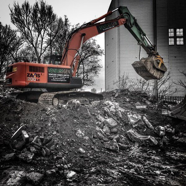 demolitionnews's tweet photo. Rubble trouble #demolition #wrecking #demolish #construction #constructionequipment #excav… https://t.co/SaXRt87sRV https://t.co/3cD6ghGOVl