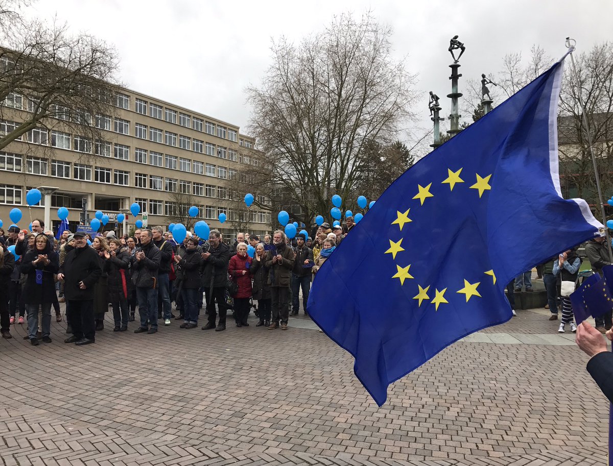 Fieses Wetter stoppt uns schon mal nicht: 
450 Leute für Europa lassen wieder den Puls Europas in Essen schlagen! #pulseofeurope #essen