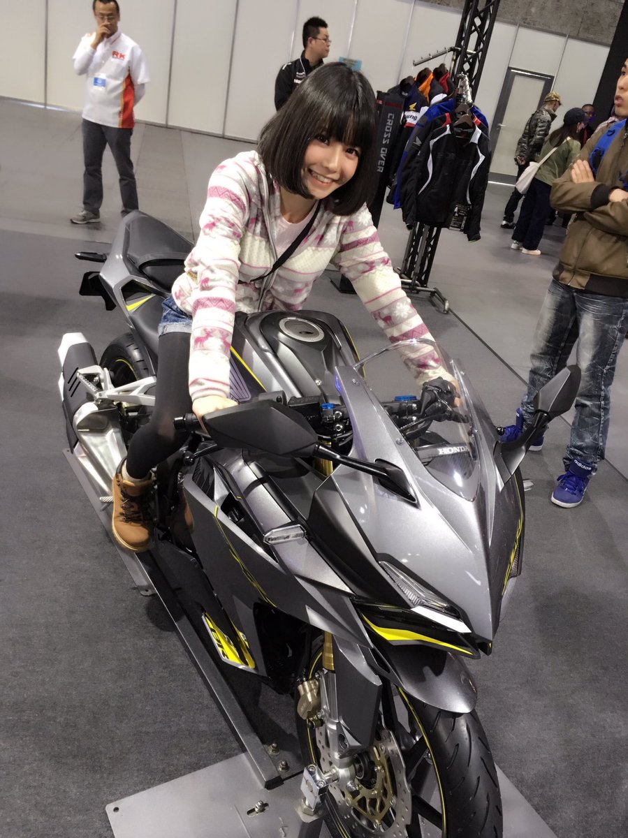 美環 No Twitter ホンダのブースにはcbr250rrがあったよ W シート高は高くなったけど シートとその周りがスリムになったので足は付きやすくなったとのことでした 小ちゃい人にもありがたいよねっ 因みに 私は足つきませんでした 笑 いつか乗り