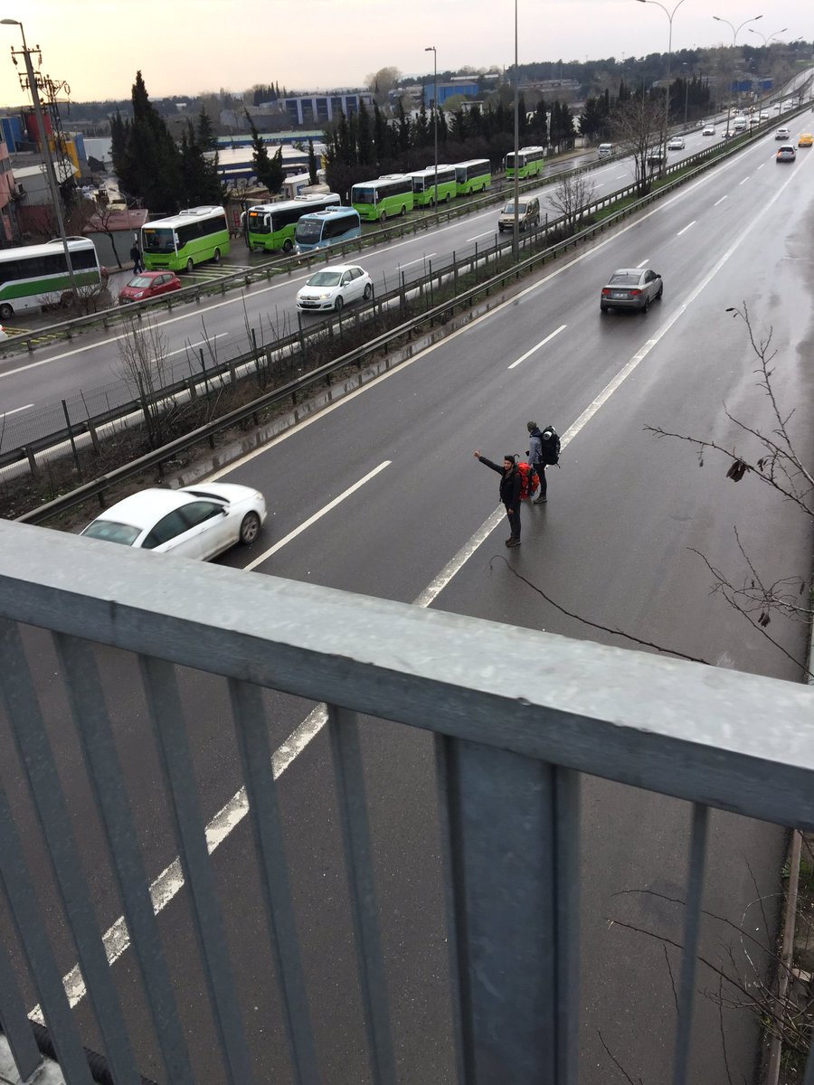 arabalara çok güzel gidiyosunuz👍 işareti yapıyolar kaldı mı böyle duyarlı vatandaş helal olsun