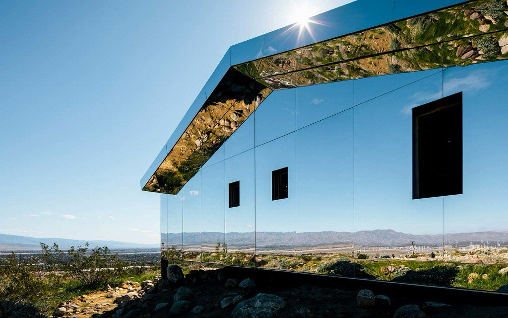TravelLeisure's tweet photo. This Mirrored House Blends Right Into the Desert https://t.co/r6nRifCmKp https://t.co/PpeJLd7l3z