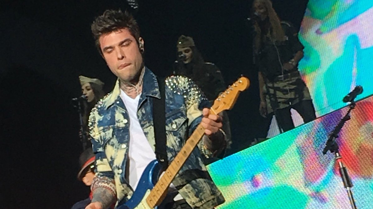 Federic36600333's tweet photo. @Fedez le foto migliori di ieri sera https://t.co/nb8Ul9mfcF