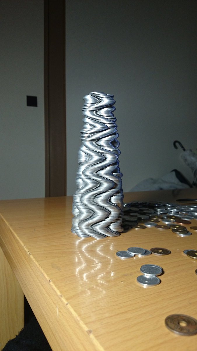 硬貨だけで作られた精巧なコインタワーがすごい「半ばヤケで作りました」 - Togetter