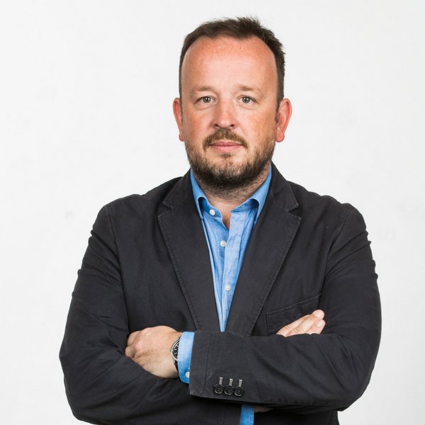 Politisk kommentator i #VG og tidl. vokalist i #Gluecifer, @VGfrithjof, serverer sin Topp 20 spilleliste: Sjekk her: bit.ly/2n3Ooii