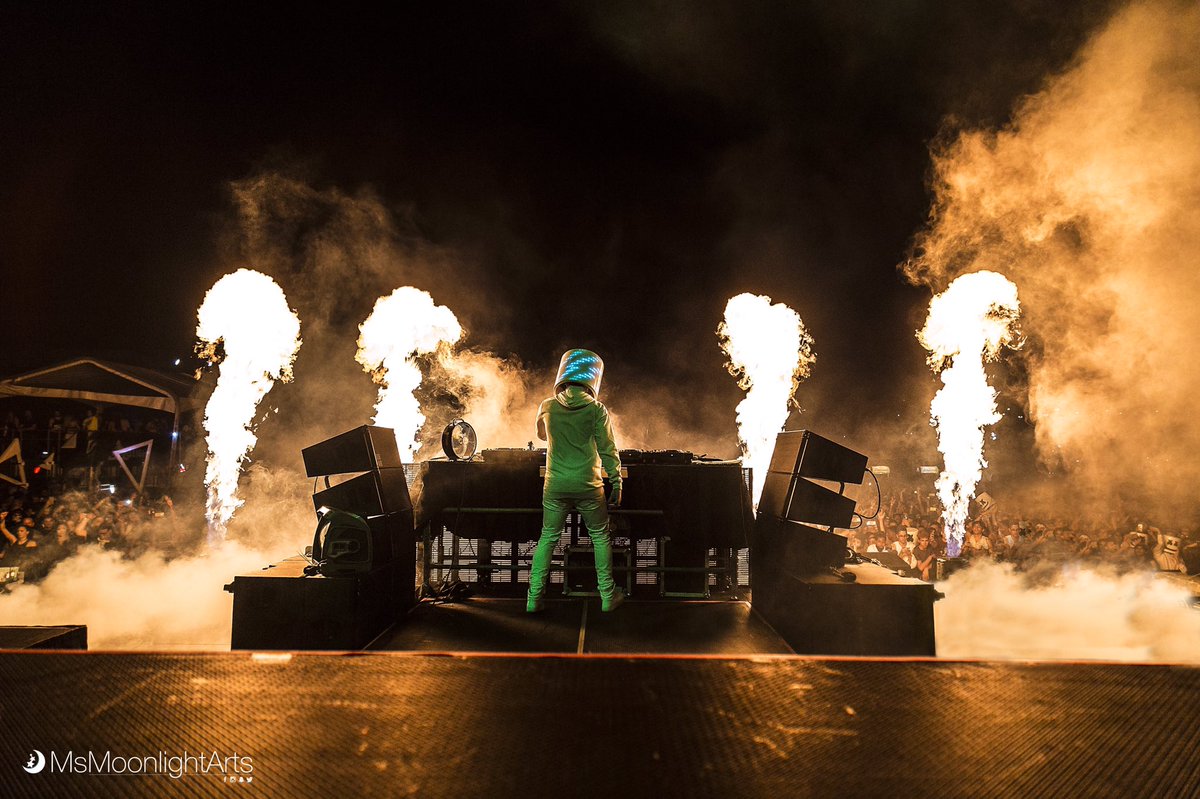 MsMoonlightArts's tweet photo. @marshmellomusic lighting up the stage in #puertorico !! 📸: @MsMoonlightArts #wethefuture #wtf2017 #clwethefuture #mellogang #coorslight https://t.co/YBWvWHLCgm