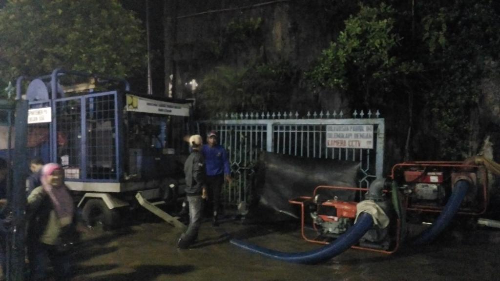 BasdaJabar's tweet photo. Penyedotan air menggunakan pompa untuk mengurangi banjir kahatex @dinassda_jabar dan @KementrianPU @infobdg https://t.co/zZfNyuRHpj