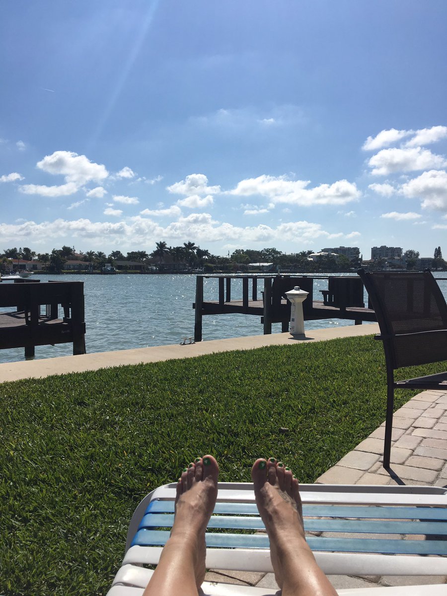 LaurenFuller019's tweet photo. #PalmTreesPlease #RaceDay @WestwindsResort 🌴🥂🌞 https://t.co/4f8vSiCh5G