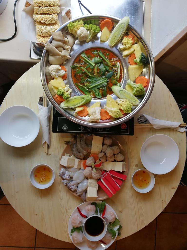 jarada's tweet photo. Hot pot začíná. #vietnamskebagety #varime https://t.co/auAiSJZZaa