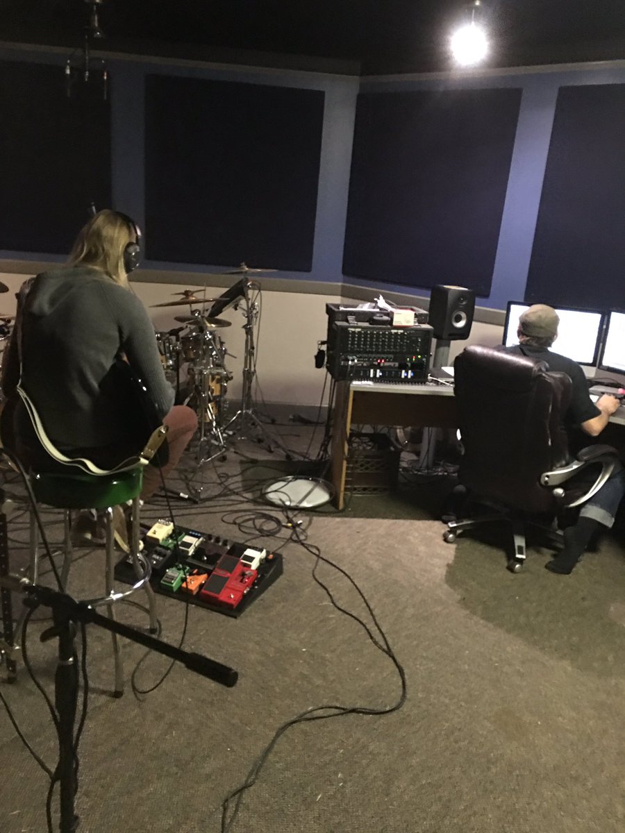 blackcatfridays's tweet photo. Geetars #recording #newEP https://t.co/1TeJGoU5Wl
