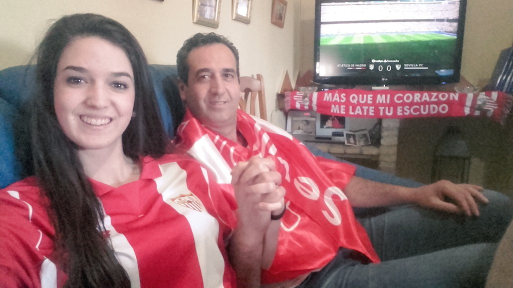 17_pili's tweet photo. Que mejor que disfrutar de un partido con mi padre, el que me enseñó a amar estos colores❤ #PapiSFC @SevillaFC https://t.co/SbUftg0Jc8