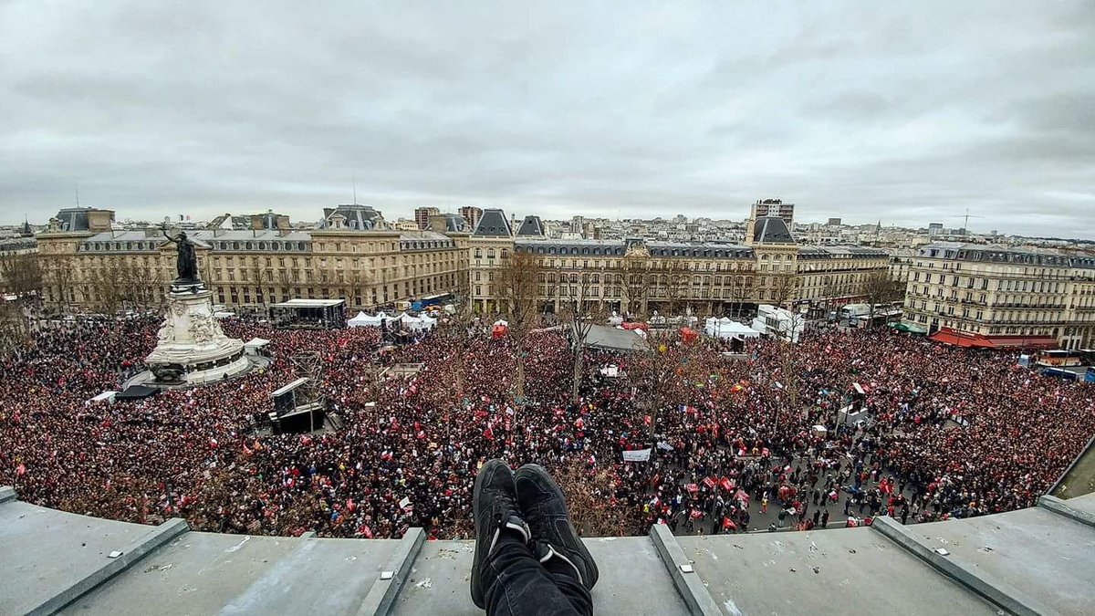 .<a href="/fdescds92/">Deschamps Fabrice</a> La gauche, elle, était unie hier pour la 6eme République. On attends encore #Hamon.