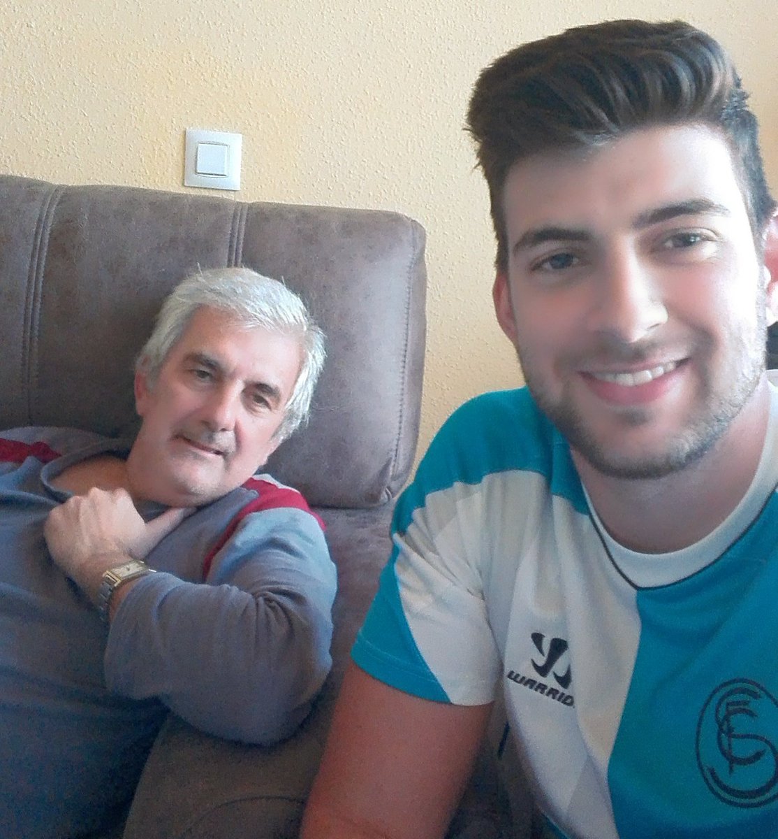 juanje93's tweet photo. Viendo mi @SevillaFC con el que me enseñó lo que es el sevillismo #PapiSFC https://t.co/N8xm9sNpny