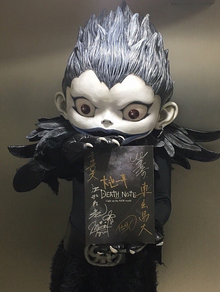 Deathnote_2016's tweet photo. 【発売まであと30日】という事でプレゼント🎁キャンペーンのお知らせです📢フォロー&amp;RTしてくれた方の中から抽選で1名様にオーディオコメンタリーに登場の"デスノート対策本部メンバーサイン入りプレス"をプレゼント‼️(〆切:3/23 23:59) #デスノートLNW #リューくん https://t.co/QTBijjuC40