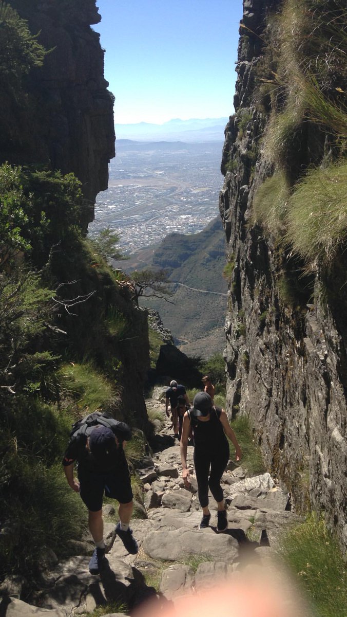 #CaitrionaBalfe, #SamHeughan with #outlander cast au the Table Moutain (via laurenlyle7)