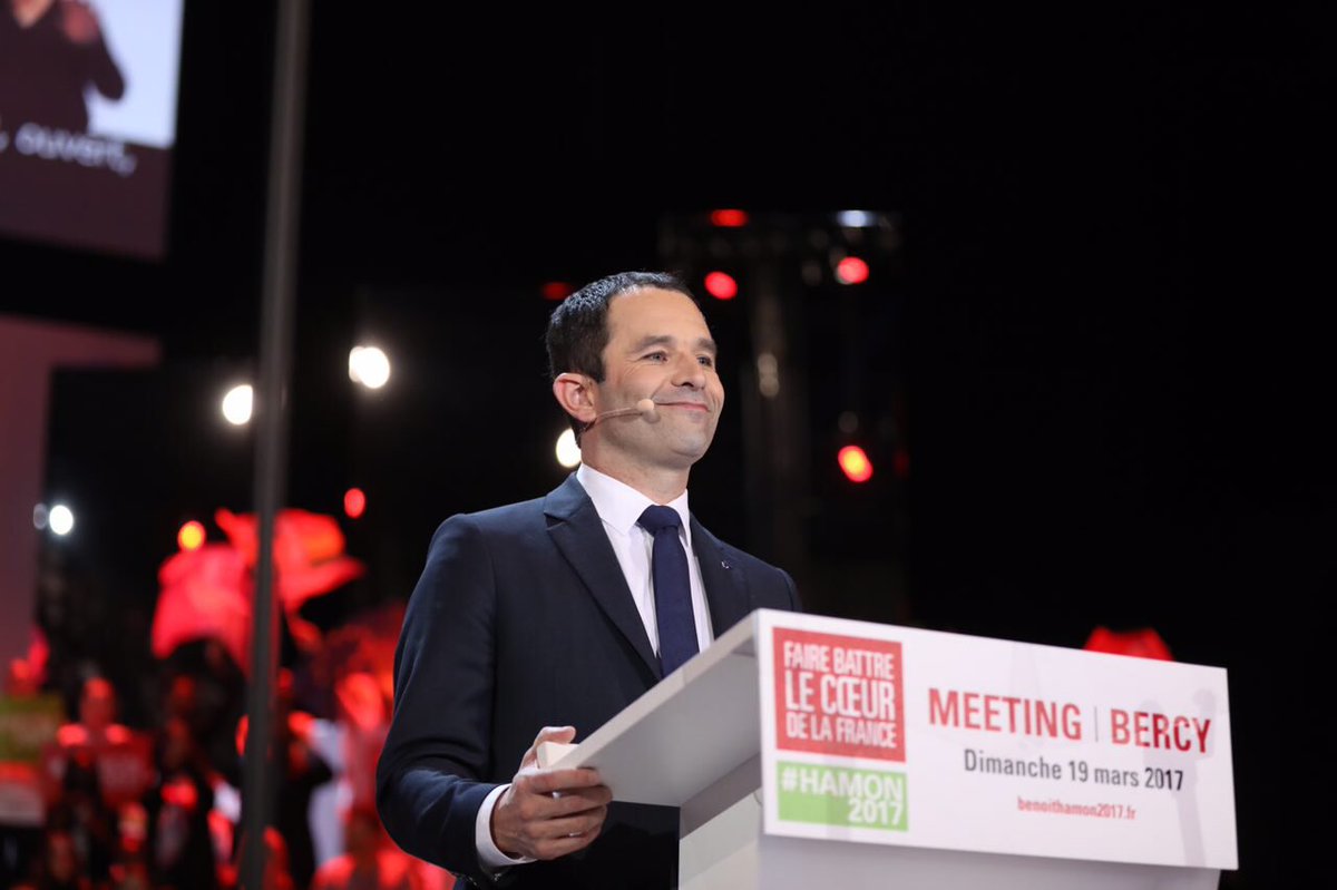 LesJeunesG's tweet photo. « Enfin je dis à la jeune femme dans cette salle : j'ai hâte que tu sois à la place que j'occupe  » @benoithamon #Hamonbercy #HamonPrésident https://t.co/GEN4LrK7An