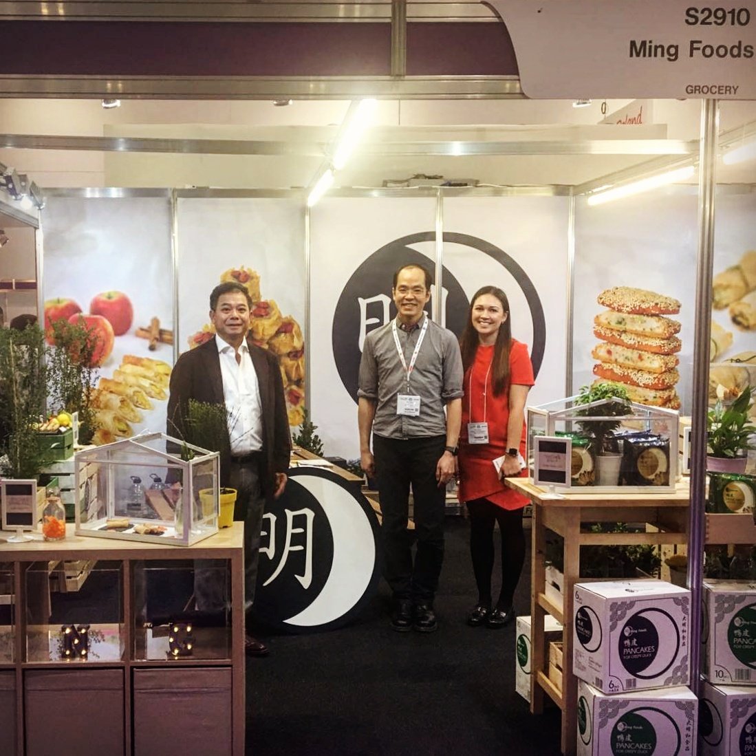 mingfoods's tweet photo. 3 big cheers for the heads of @mingfoods in attendance @IFEexhibition! ☺️ #MrMinh #Sam #Mai-Ling #chinesepancakes #thinpastries #innovation https://t.co/gwuSeDYdEy